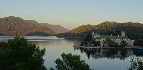 Montokuc z zahoda; desno je otok sv. Marije na Velikem jezeru