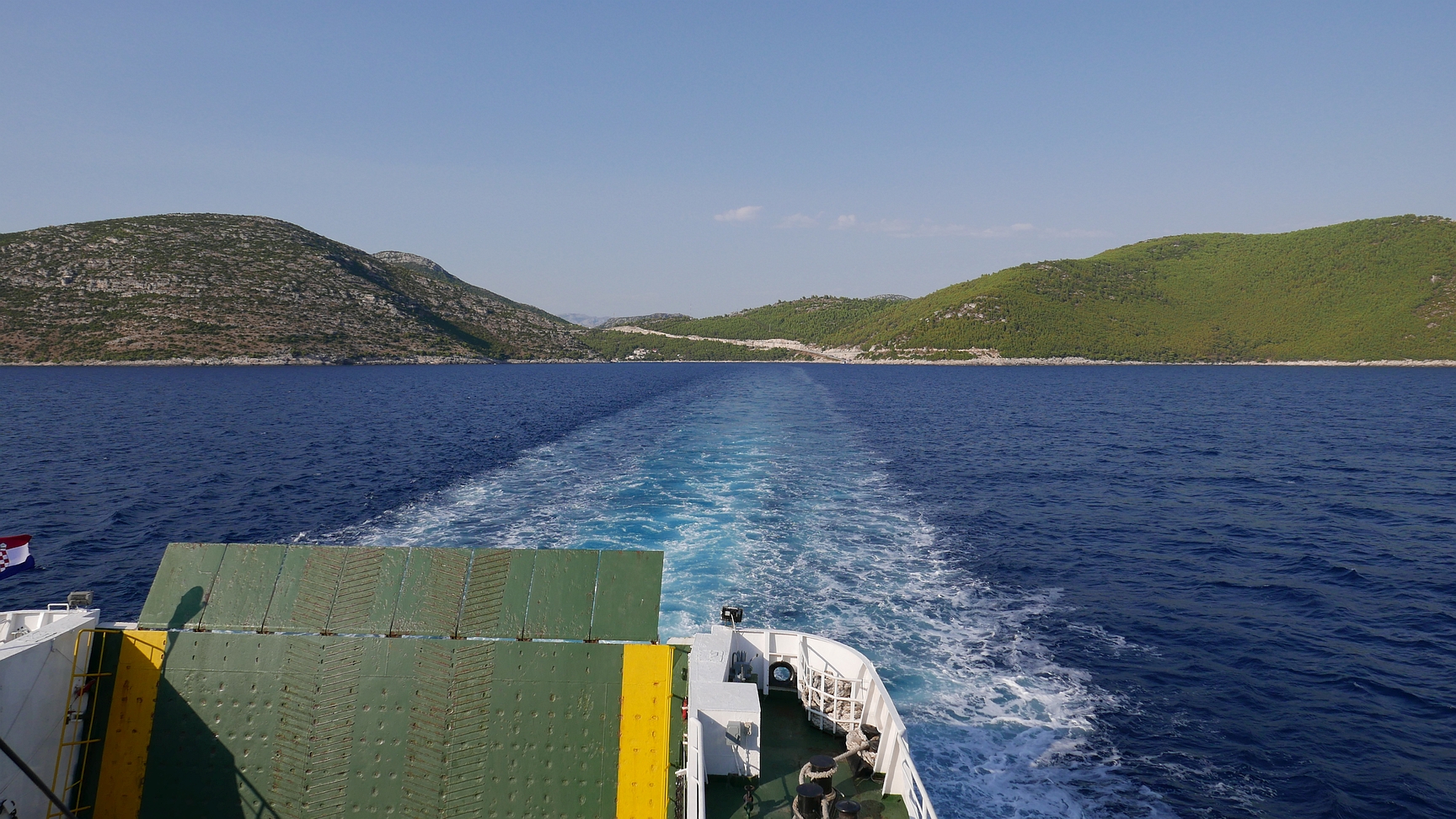 Trajekt je zapustil pristanišče Prapratno in pluje proti Mljetu
